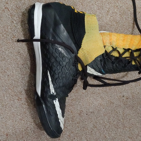 Soccer cleats - Picture 2 of 4